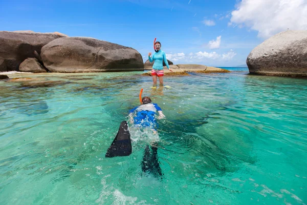 Familjen snorkling i tropiska vatten — Stockfoto