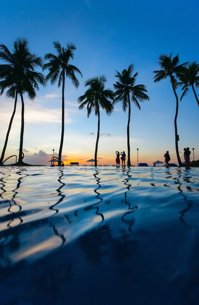 Magnifique coucher de soleil sur la plage — Photo