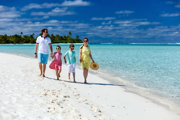 Aile tropikal plaj tatil — Stok fotoğraf