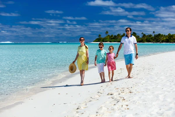 Famille en vacances à la plage tropicale — Photo