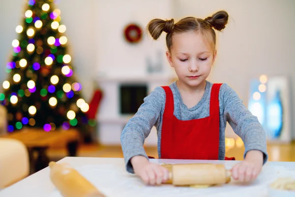 Lány sütés karácsonyi cookie-k — Stock Fotó