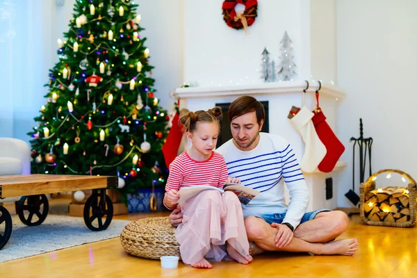Rodina doma zařízené na Vánoce — Stock fotografie