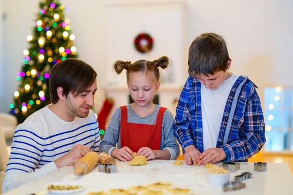 Rodina pečení na Štědrý den — Stock fotografie