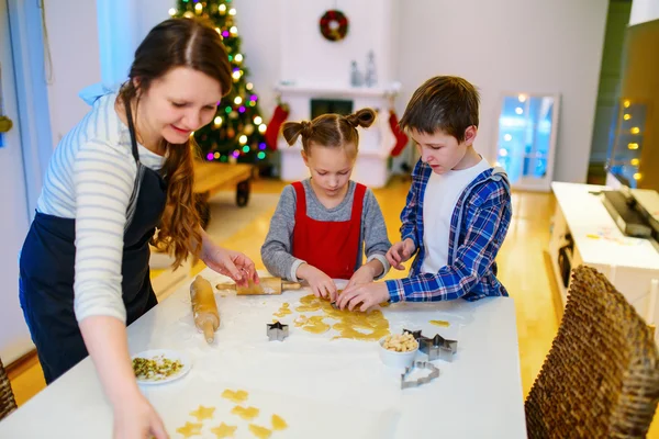 크리스마스 이브에 베이킹 하는 가족 — 스톡 사진