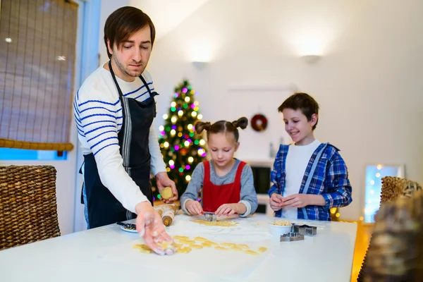 Aile Noel arifesinde pişirme — Stok fotoğraf