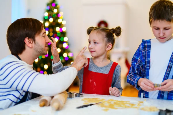 Aile Noel arifesinde pişirme — Stok fotoğraf