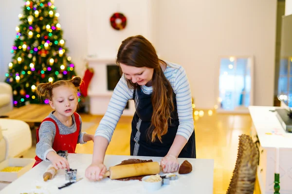 Assar em família na véspera de Natal — Fotografia de Stock