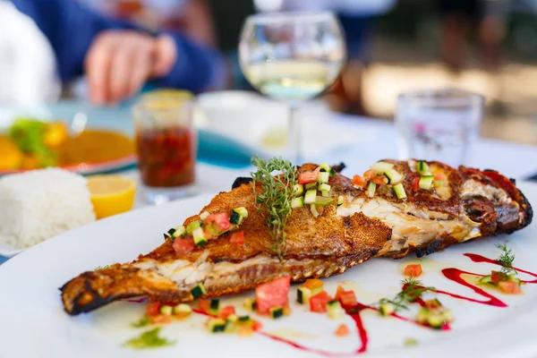 Grillad fisk lunch — Stockfoto