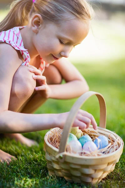 Kleines Mädchen mit Ostereiern — Stockfoto