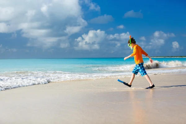 Schattige jongen op strand — Stockfoto