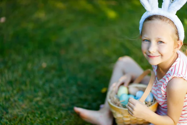 Liten flicka med påskägg — Stockfoto