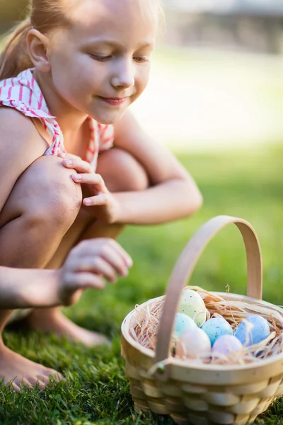 Kleines Mädchen mit Ostereiern — Stockfoto