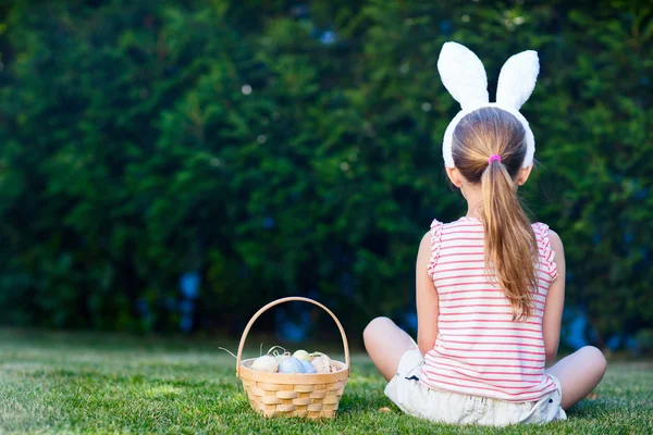 Niña con huevos de Pascua — Stockfoto