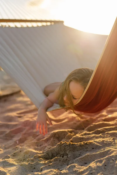 Bambina in amaca — Foto Stock