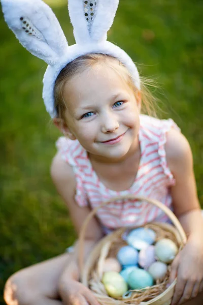 Liten flicka med påskägg — Stockfoto