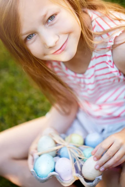 Девочка играет с пасхальными яйцами — стоковое фото