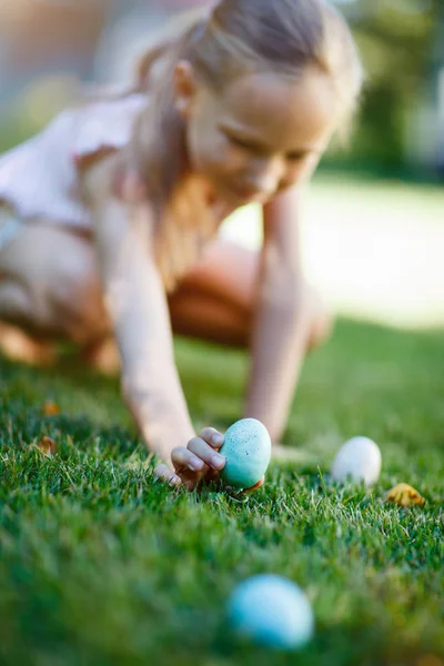 Девочка на пасхальных яйцах — стоковое фото
