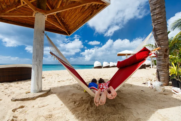 Enfants se relaxant dans hamac — Photo