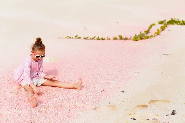 Petite fille à la plage — Photo