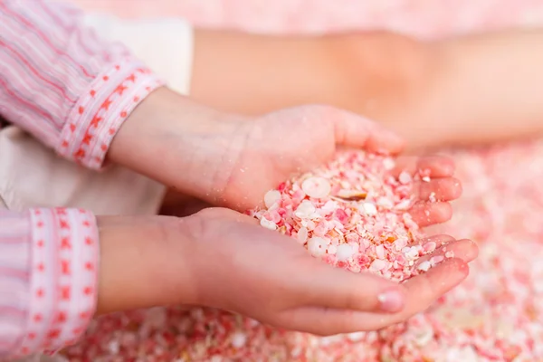 Ragazza in possesso di gusci rosa — Foto Stock