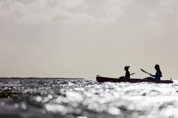 Family kayaking at sunset — Stock Photo, Image