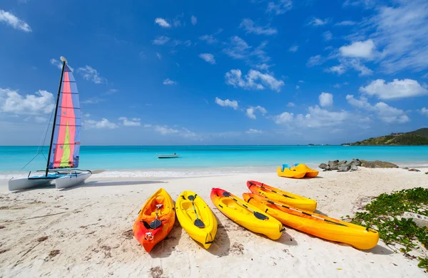 Beautiful tropical beach at exotic island — Stock Photo, Image