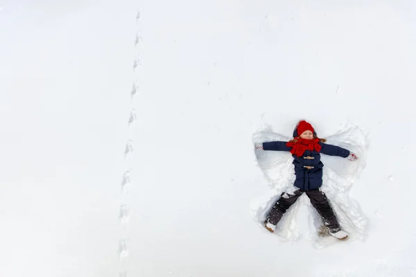 Kind meisje spelen in sneeuw — Stockfoto