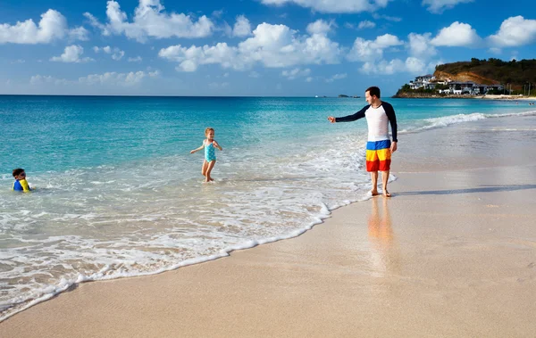 Far med barnen på stranden — Stockfoto