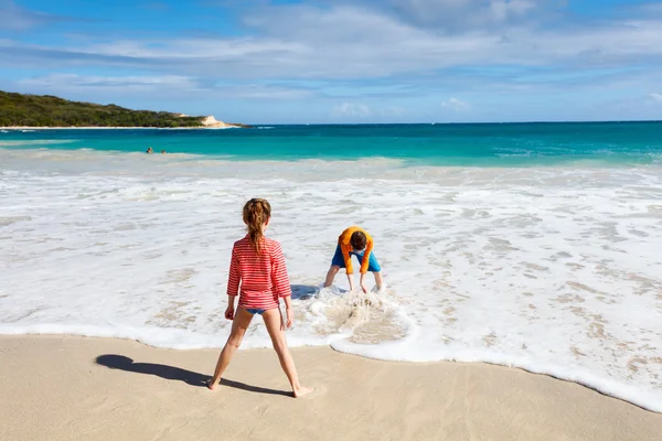 I bambini si divertono in spiaggia — Foto Stock