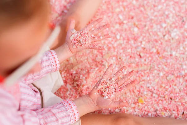 Meisje bedrijf roze schelpen — Stockfoto