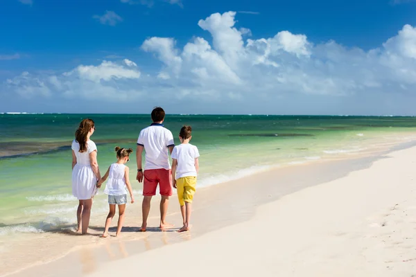 Famille à la plage — Photo