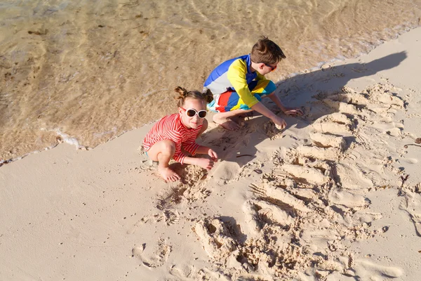 Kinder haben Spaß am Strand — Stockfoto
