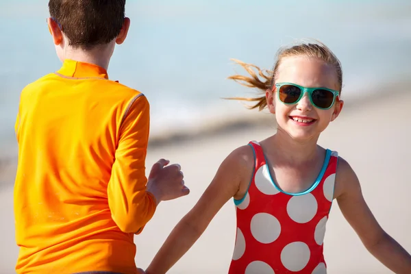 Les enfants s'amusent à la plage — Photo