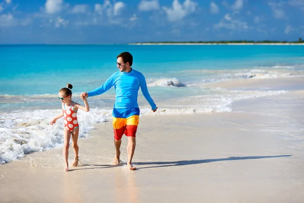 Pai e filha na praia — Fotografia de Stock