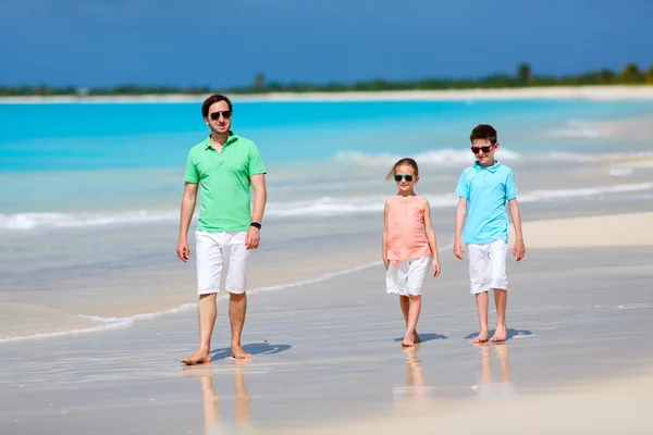 Far med barnen på stranden — Stockfoto