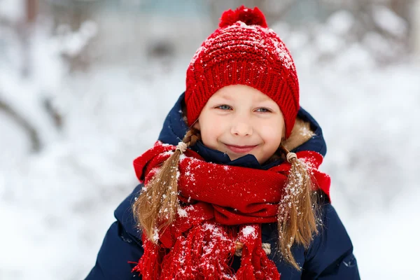 Klein meisje buitenshuis op winter — Stockfoto