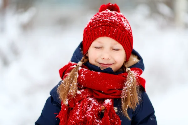 Niña al aire libre en invierno —  Fotos de Stock