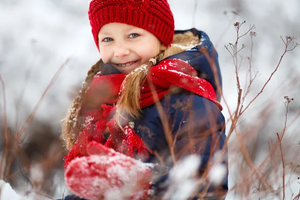 Holčička venku v zimě — Stock fotografie