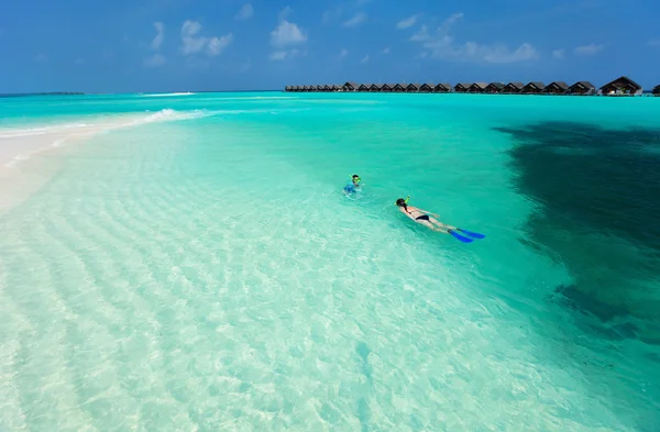 Madre e hijo haciendo snorkel — Foto de Stock