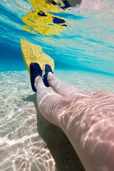 Onderwater foto van vrouw poten met vinnen — Stockfoto
