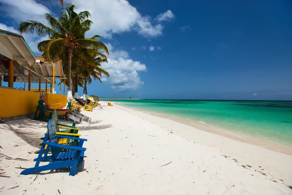 Bela praia tropical no Caribe — Fotografia de Stock