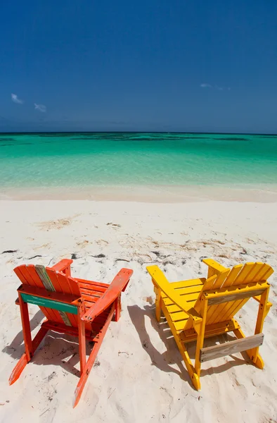 카리브 해변에서 다채로운 adirondack 라운지의 자 — 스톡 사진