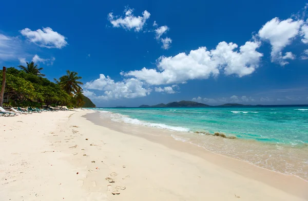 Piękne tropikalnej plaży na Karaibach — Zdjęcie stockowe