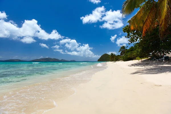 Vackra tropiska stranden vid caribbean — Stockfoto