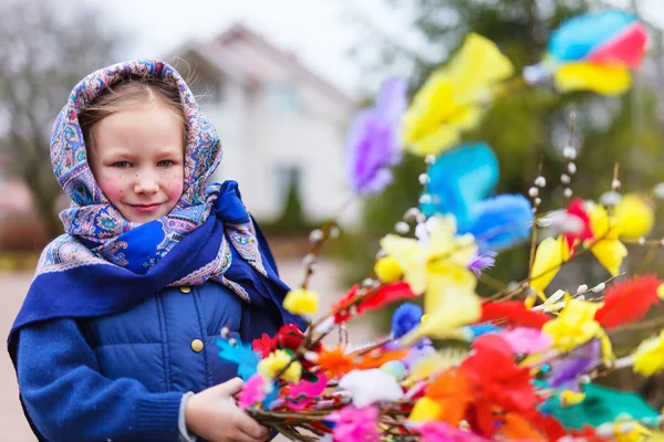 Kleines Mädchen feiert Ostern — Stockfoto