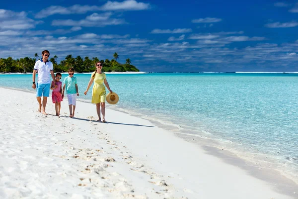 Family on a tropical beach vacation — Stock Photo, Image