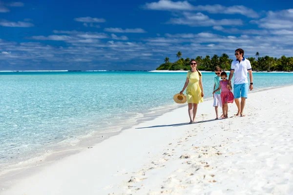 Famiglia in vacanza al mare tropicale — Foto Stock