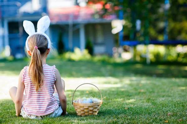 Kleines Mädchen mit Ostereiern — Stockfoto