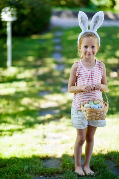 Niña con huevos de Pascua — Stockfoto