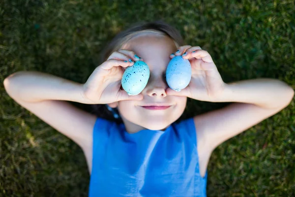 Holčička s velikonoční vajíčka — Stock fotografie